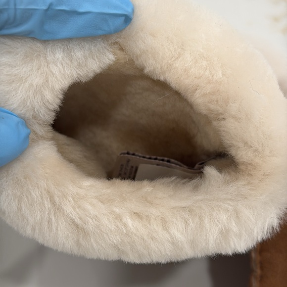 ✨ UGG® Genuine Dyed Shearling Suede Gloves– Chestnut – Ultra Soft & Gift-Ready ✨ - Picture 6 of 9